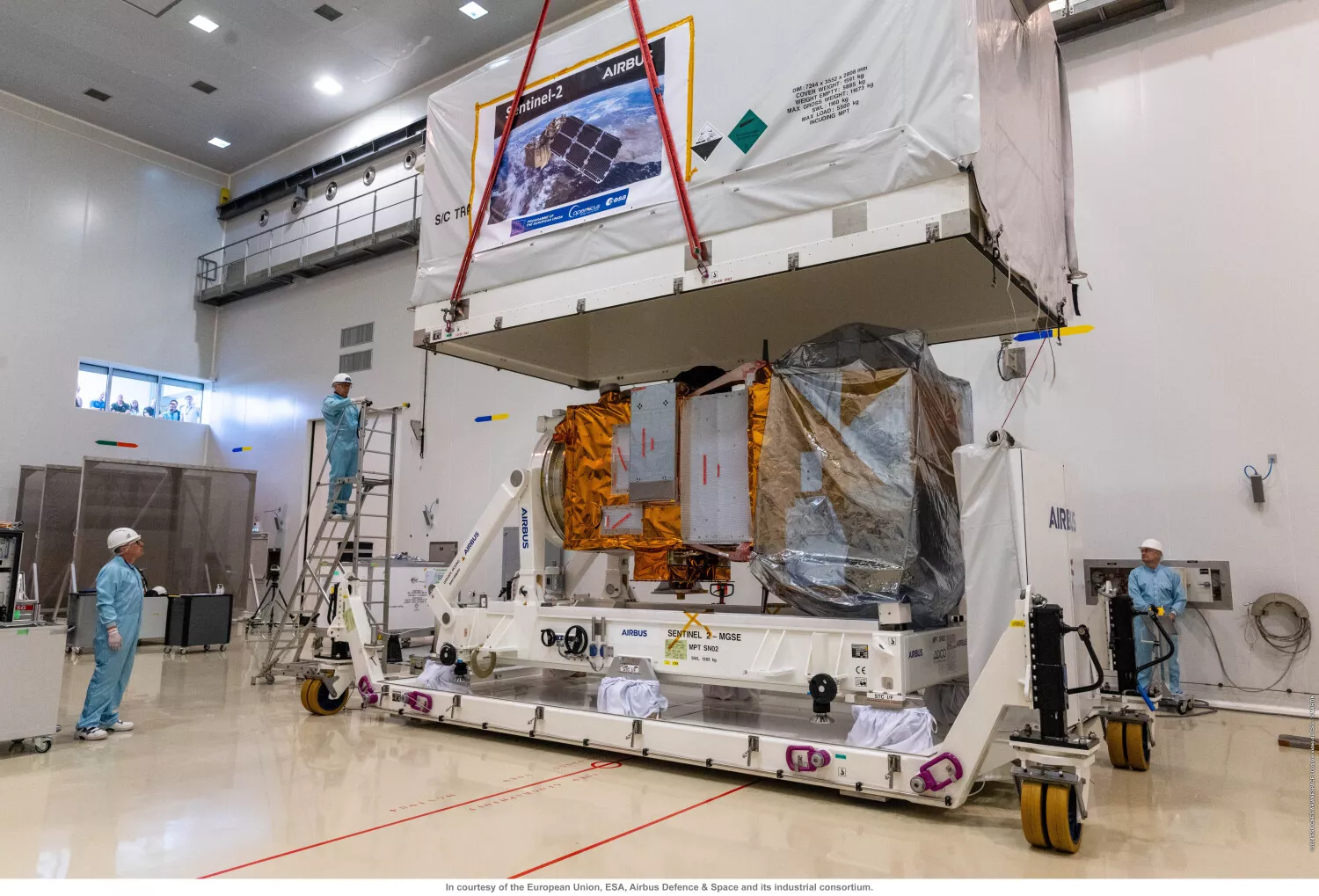 Sentinel-2C in clean room, Guiana Space Center
VV24_Ouverture conteneur